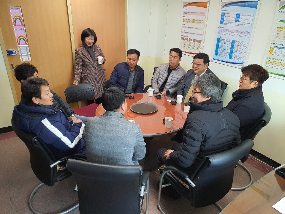 영동중앙로타리클럽 회원들과 박병규 관장이 대화를 나누는 사진